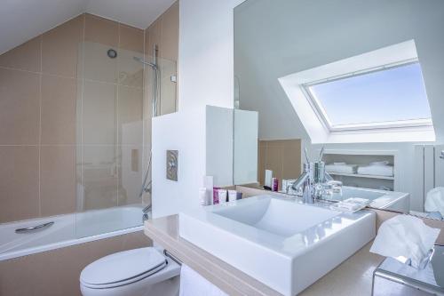 Ванная комната в Hotel Le Temps De Vivre
