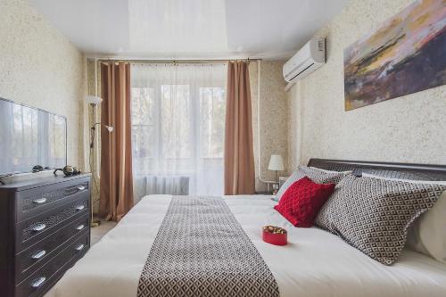 モスクワにあるGMApartments at Patriarshie Pondsのベッドルーム1室(大型ベッド1台、赤い枕付)