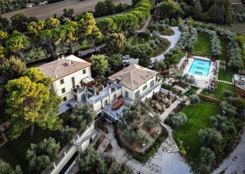 - une vue aérienne sur une maison avec une piscine dans l'établissement Agriturismo La Limonaia, à Mondavio