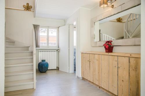 einen Flur mit einer Holzkommode und einem Spiegel in der Unterkunft Chalet D in Grindelwald