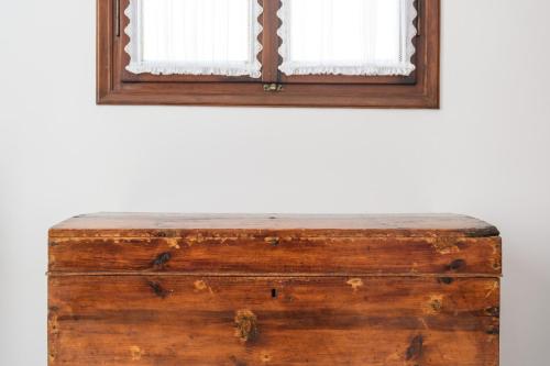 a wooden chest sitting in front of a mirror at Villa Notos in Adamantas