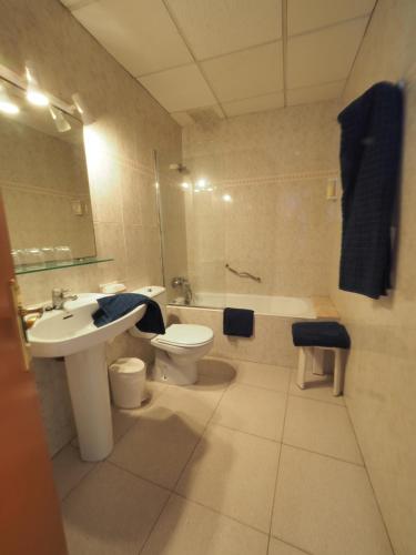 Ένα μπάνιο στο Hotel Montserrat