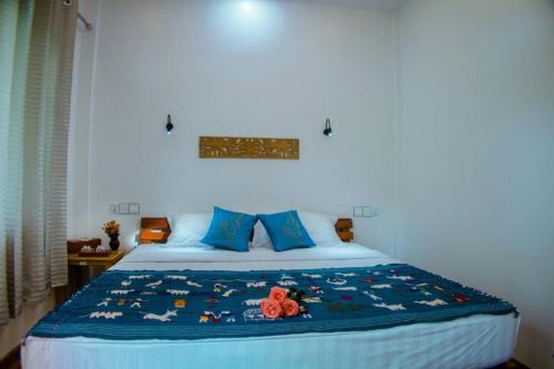 מיטה או מיטות בחדר ב-Mingalarpar Ngapali Guest House