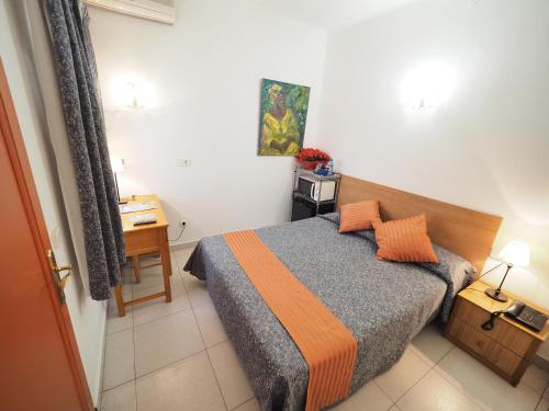 Ένα ή περισσότερα κρεβάτια σε δωμάτιο στο Hotel Montserrat
