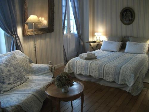 シャトーヌフ・デュ・フーにあるAu Fil de l'Aulneのベッドルーム1室(ベッド2台、ソファ付)