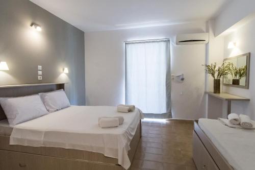 ein Schlafzimmer mit einem großen Bett mit Handtüchern darauf in der Unterkunft Zante Plaza Hotel & Apartments in Laganas
