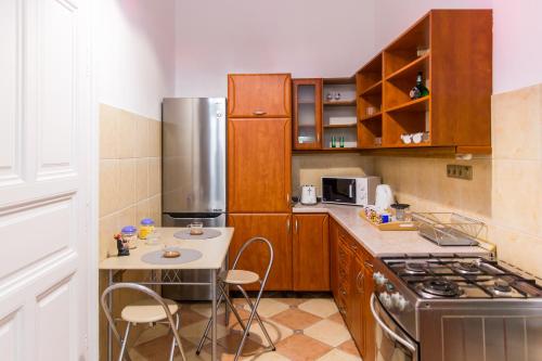 Кухня или мини-кухня в East Private Rooms
