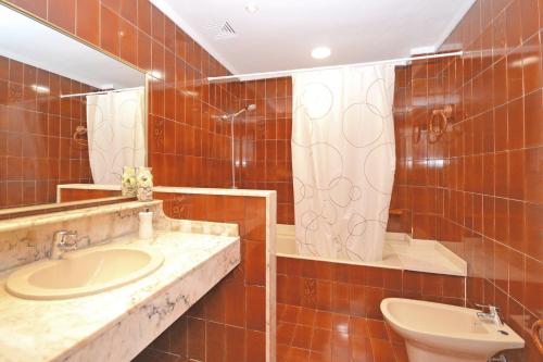 ein Badezimmer mit einem Waschbecken, einem WC und einem Spiegel in der Unterkunft House Barca in Alcúdia