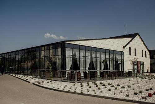 ein großes Gebäude mit vielen Fenstern in der Unterkunft Centrum Bankietowo - Hotelowe "Perła" in Leżajsk