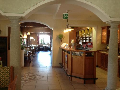 una stanza con arco e un bar in un ristorante di Leonsteinerhof a Leonstein