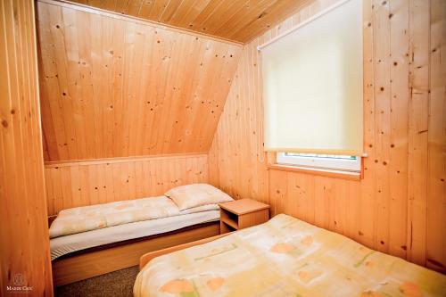 Giường trong phòng chung tại Cichy Zakątek