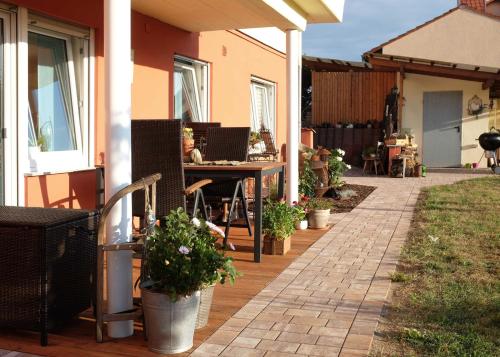 een patio met potplanten op een huis bij Ferienwohnung Im Paradies in Momlingen
