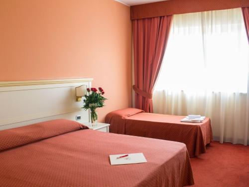 Semiramide Palace Hotel tesisinde bir odada yatak veya yataklar
