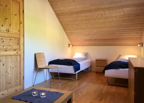 En eller flere senger på et rom på Hindrum Fjordsenter