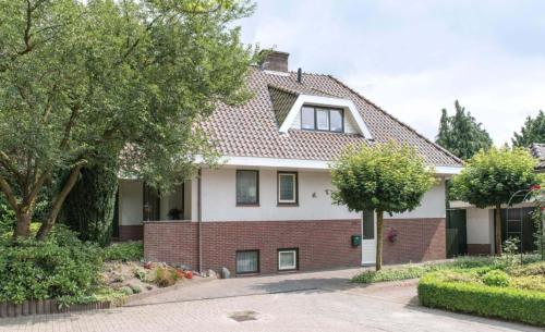 a house with a red brick at B&B De Loenense Bossen in Loenen