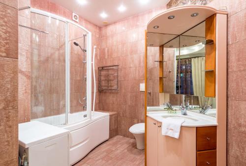 a bathroom with a tub and a sink and a toilet at Central Dayflat Apartments in Kyiv
