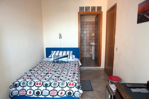 Habitación pequeña con cama y baño. en A CASA DI ANNA, en Cerveteri