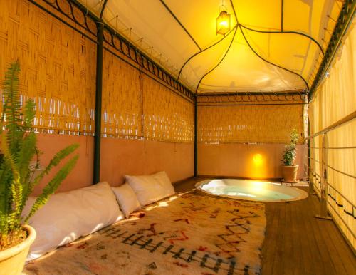 um quarto com uma banheira numa tenda em Dar Sohane em Marraquexe