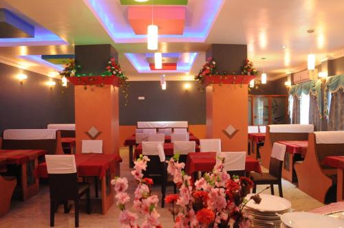 Un restaurante u otro lugar para comer en Hotel Barbareek