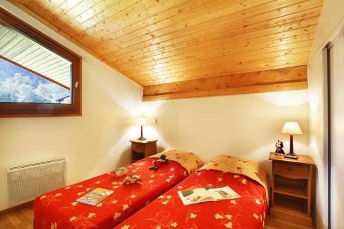 um quarto com 2 camas e uma janela em Résidence Néméa Le Nevez em Les Contamines-Montjoie