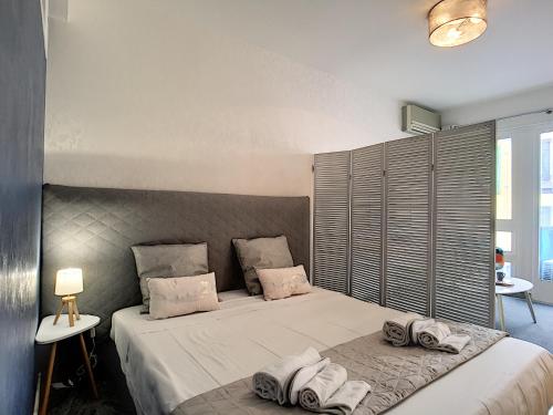 une chambre avec un grand lit avec des serviettes dessus dans l'établissement Nestor&Jeeves - NEVADA SUITE - Central - Close sea, à Nice