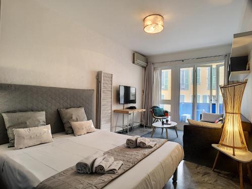sypialnia z dużym łóżkiem z ręcznikami w obiekcie Nestor&Jeeves - NEVADA SUITE - Central - Close sea w Nicei