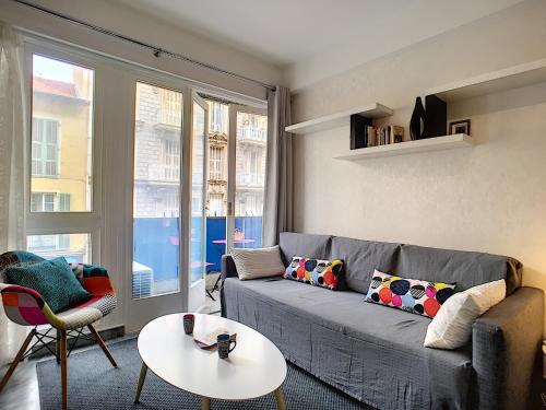 un salon avec un canapé et une table dans l'établissement Nestor&Jeeves - NEVADA SUITE - Central - Close sea, à Nice