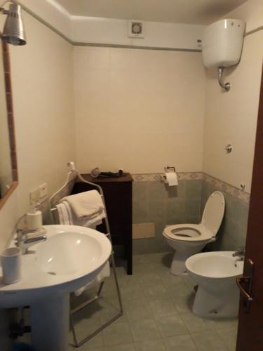y baño con aseo y 2 lavabos. en A CASA DI ANNA, en Cerveteri