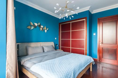 Un pat sau paturi într-o cameră la Tianjin Nankai·Joy City· Locals Apartment 00142330