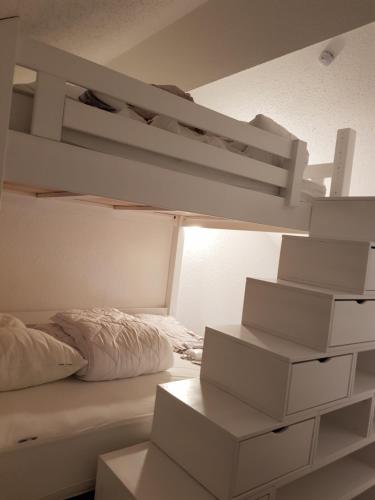 Zimmer mit einem Etagenbett und einigen Kisten in der Unterkunft Résidence azur sancy in Le Mont-Dore