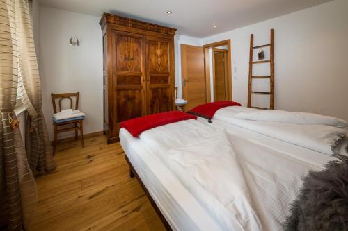 two twin beds in a room with a ladder at Casa Della Vita by Zermatt Premium Apartments in Zermatt