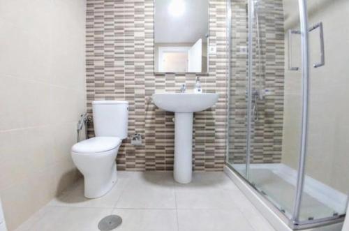 トレモリノスにあるMagnifico Apartamento Playamarのバスルーム(トイレ、洗面台、シャワー付)