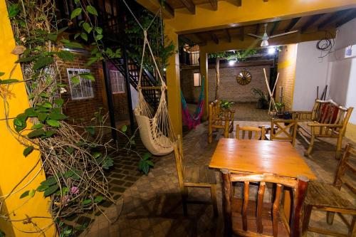 una sala da pranzo con tavolo e sedie in legno di Posada Los Tajibos a Puerto Iguazú