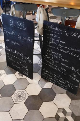 a chalkboard sign on a table in a restaurant at Auberge Du Paradis in Saint-Amour-Bellevue