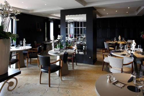 a dining room with tables and chairs and a restaurant at Auberge Du Paradis in Saint-Amour-Bellevue