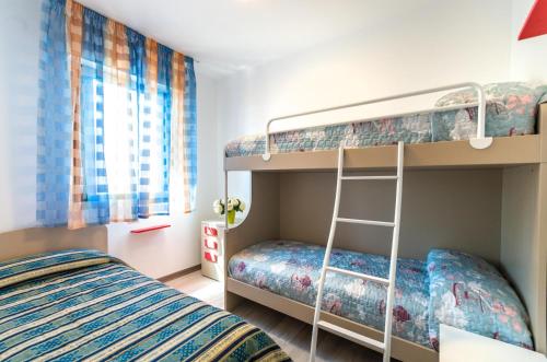 1 dormitorio con 2 literas y ventana en Columbus en Bibione