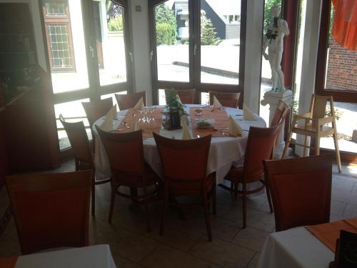 a dining room with a table and chairs at Hotel Flora in Dormagen