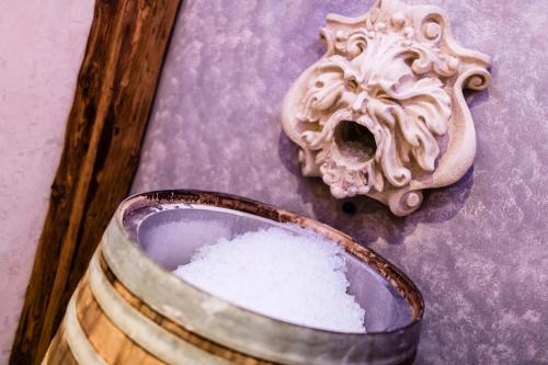 a bowl of white powder next to a mask at DAS BADL - Smart Retreat AO in Caldaro