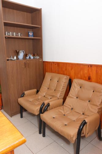 two chairs in a waiting room with a table at ALOJAMIENTO SARMIENTO in General Alvear