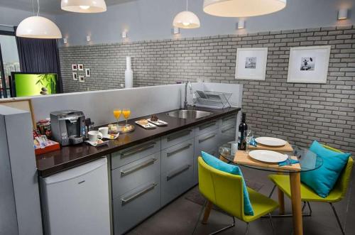 Kuchyň nebo kuchyňský kout v ubytování The Fifties suites