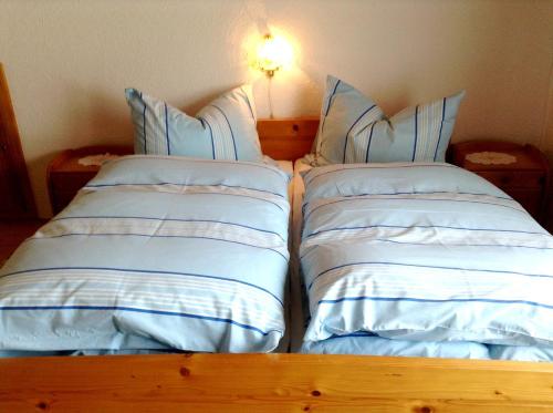 two beds sitting next to each other in a bedroom at Ferienhof Kriechbaumer in Schönau im Mühlkreis