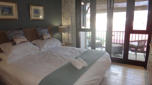 1 dormitorio con 1 cama grande y 2 toallas. en Island View Apartment by Simply-Seychelles, en Eden Island