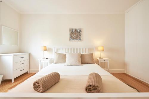 リスボンにあるPríncipe Charmingの白いベッドルーム(白いベッド1台、ランプ2つ付)