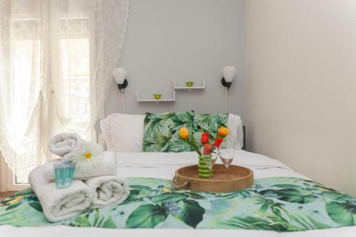 - une chambre avec un lit, des serviettes et une table dans l'établissement City Center Apartment near HELEXPO, à Thessalonique