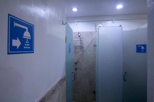 a bathroom with a shower with a glass door at Hostel Hospedarte Centro in Guadalajara