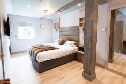 Postel nebo postele na pokoji v ubytování Clarendon Suites