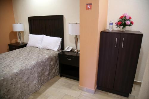 Postel nebo postele na pokoji v ubytování Hotel Plaza Bernal