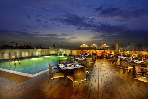 Bazén v ubytování Mahagun Sarovar Portico Suites nebo v jeho okolí