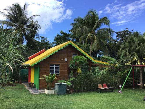 una pequeña casa con un techo colorido en Fetay Jaune, en Baie-Mahault