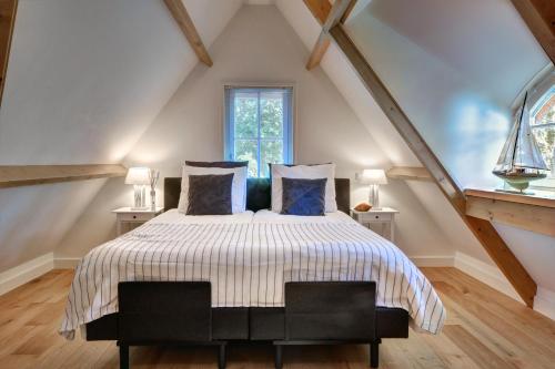 En eller flere senge i et værelse på Villa Mare